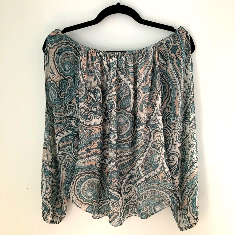 White House Black market Top cold shoulder Size XS